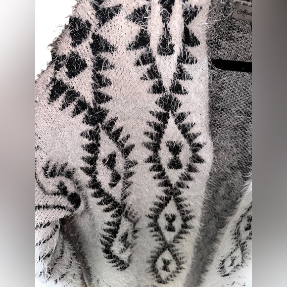 Absolutely Famous size xl heavy aztec eyelash cardigan/coatigan. Like new. - Picture 3 of 12